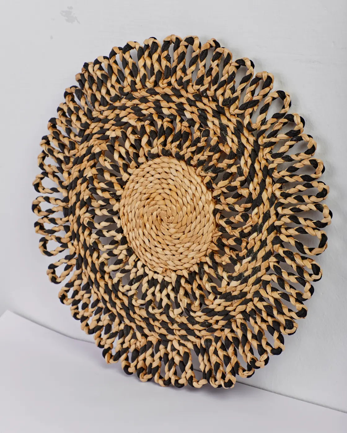Arel – banana fiber placemat with black weave detail