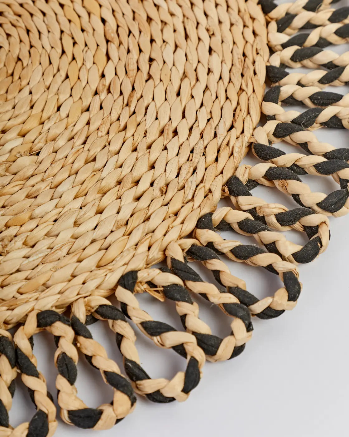 Aven – banana fiber placemat with black weave detail