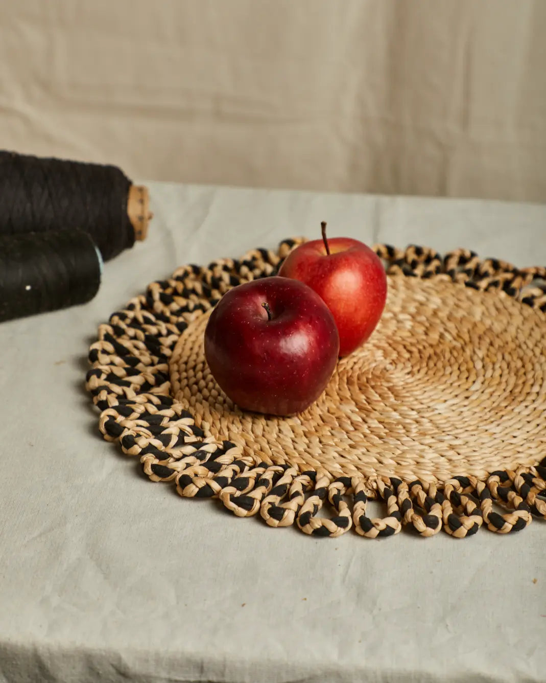 Aven – Banana Fiber Placemat with Black Weave Detail