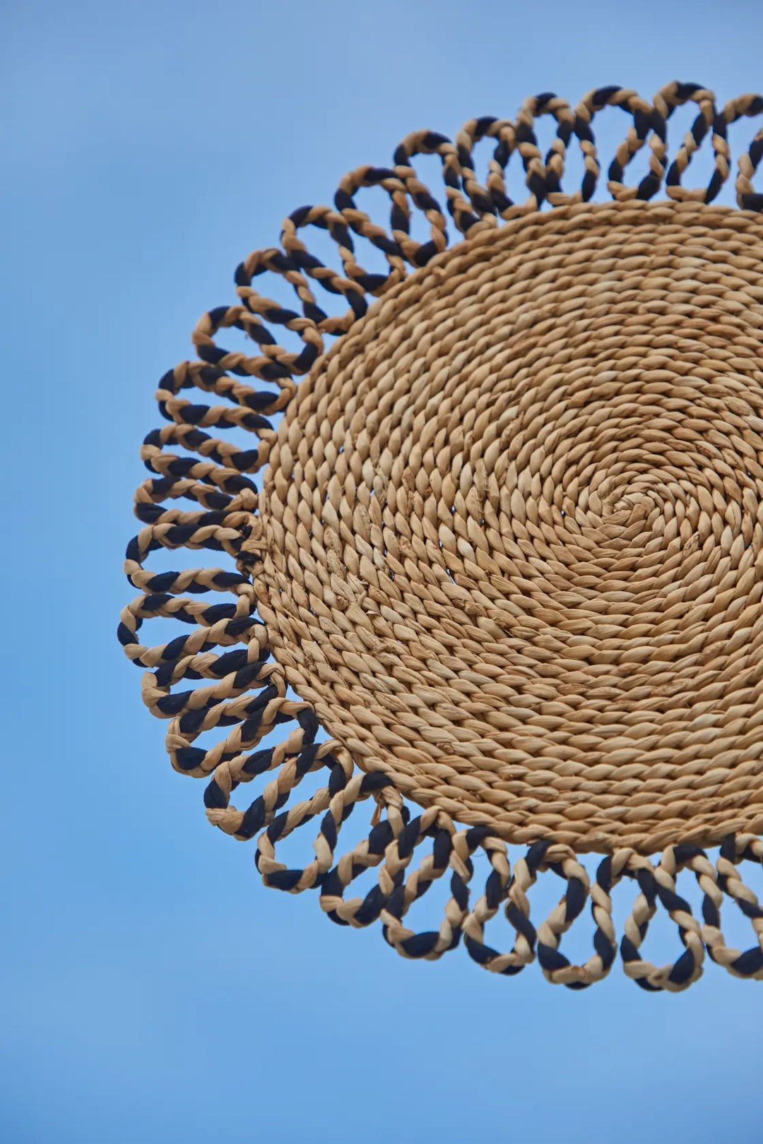 Aven – Banana Fiber Placemat with Black Weave Detail