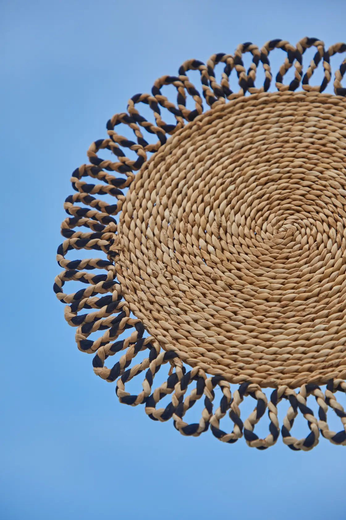 Aven – banana fiber placemat with black weave detail